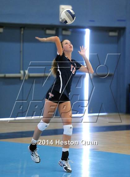 Thumbnail 2 in Mater Dei vs Tesoro (Mohs Classic) photogallery.