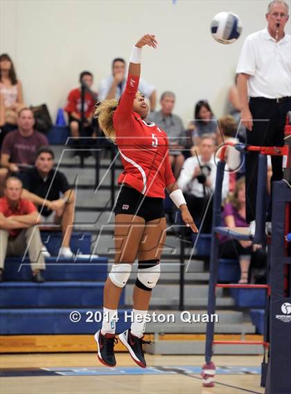 Thumbnail 3 in Mater Dei vs Tesoro (Mohs Classic) photogallery.