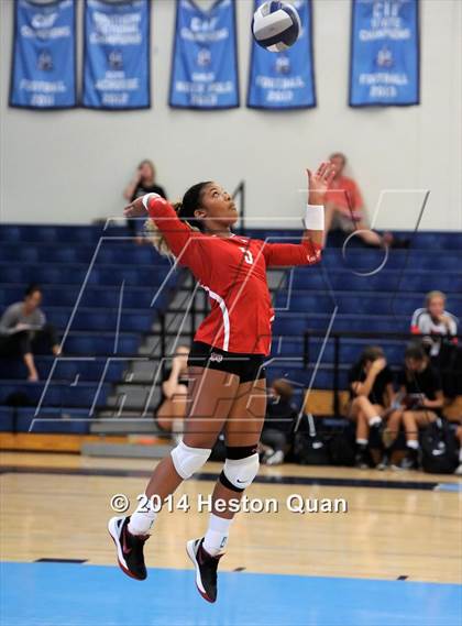 Thumbnail 1 in Mater Dei vs Tesoro (Mohs Classic) photogallery.
