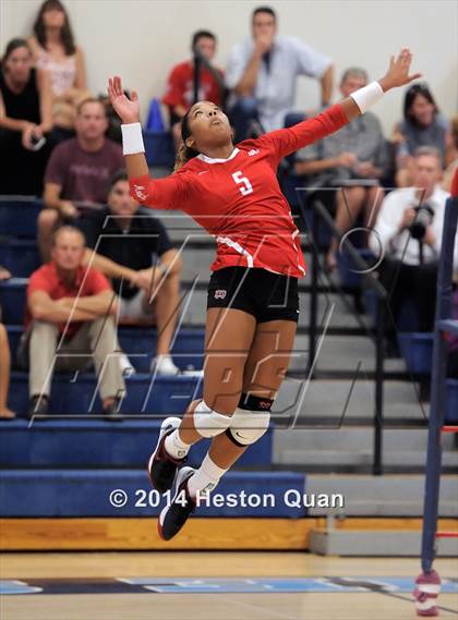 Thumbnail 2 in Mater Dei vs Tesoro (Mohs Classic) photogallery.
