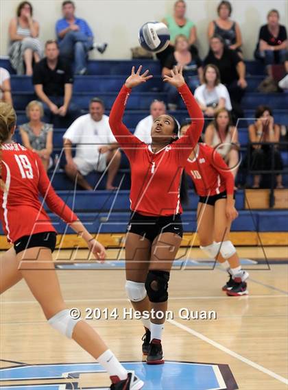 Thumbnail 2 in Mater Dei vs Tesoro (Mohs Classic) photogallery.