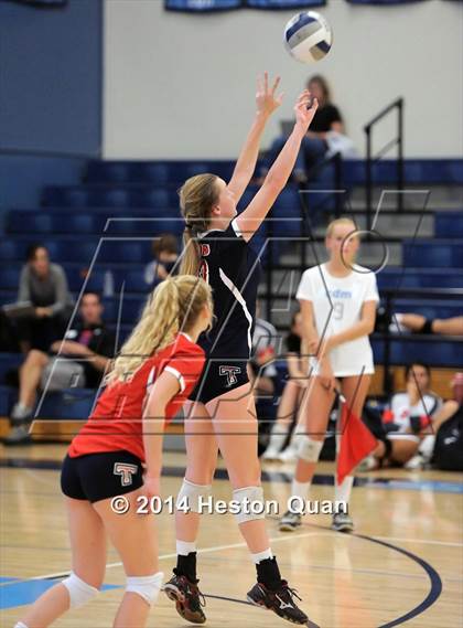 Thumbnail 3 in Mater Dei vs Tesoro (Mohs Classic) photogallery.