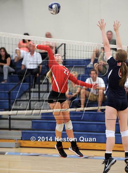 Thumbnail 2 in Mater Dei vs Tesoro (Mohs Classic) photogallery.