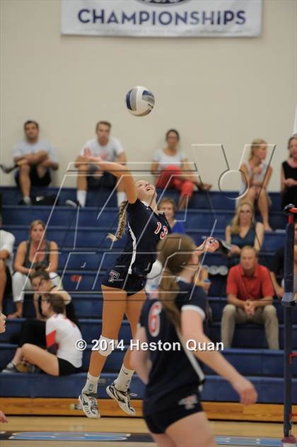 Thumbnail 3 in Mater Dei vs Tesoro (Mohs Classic) photogallery.