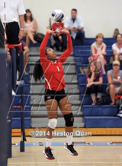 Thumbnail 3 in Mater Dei vs Tesoro (Mohs Classic) photogallery.