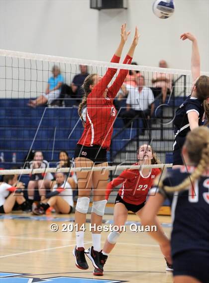 Thumbnail 3 in Mater Dei vs Tesoro (Mohs Classic) photogallery.