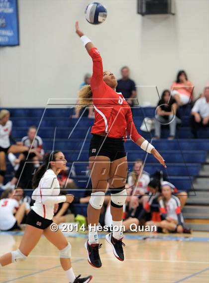 Thumbnail 3 in Mater Dei vs Tesoro (Mohs Classic) photogallery.