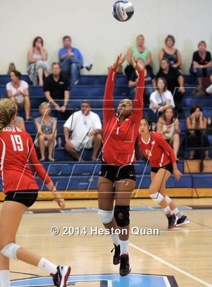 Thumbnail 3 in Mater Dei vs Tesoro (Mohs Classic) photogallery.