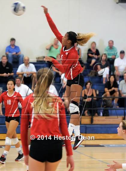 Thumbnail 3 in Mater Dei vs Tesoro (Mohs Classic) photogallery.