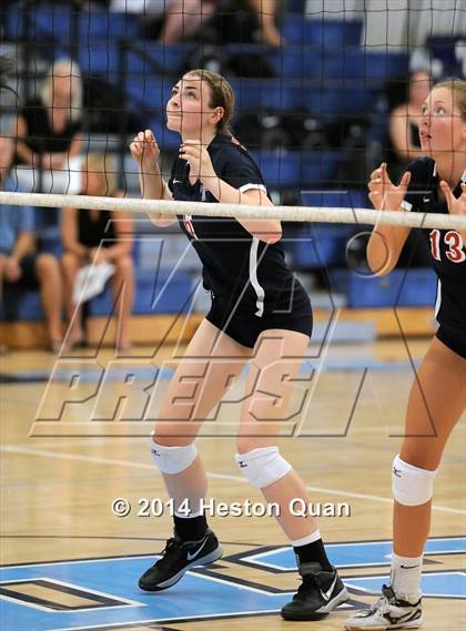 Thumbnail 2 in Mater Dei vs Tesoro (Mohs Classic) photogallery.