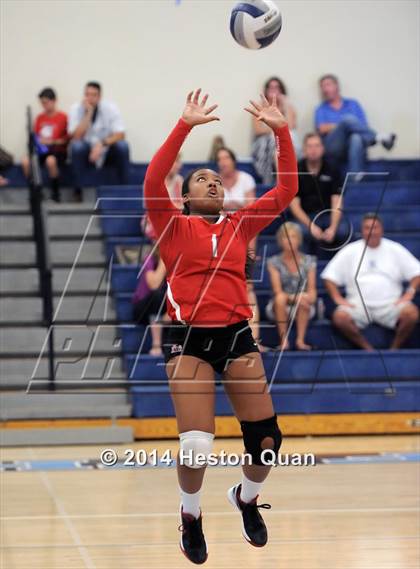 Thumbnail 1 in Mater Dei vs Tesoro (Mohs Classic) photogallery.