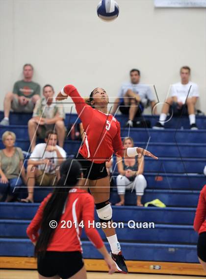 Thumbnail 1 in Mater Dei vs Tesoro (Mohs Classic) photogallery.