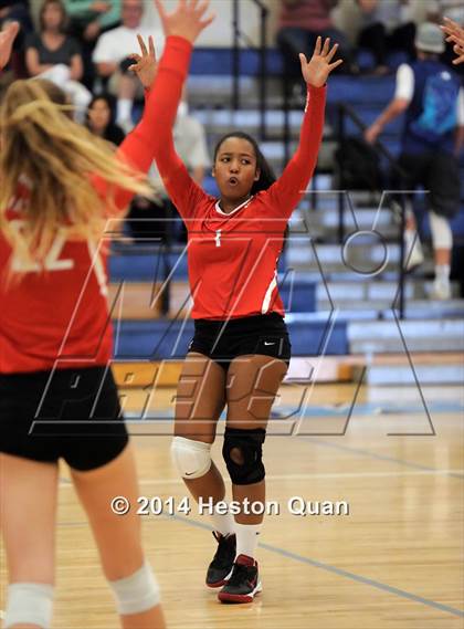 Thumbnail 1 in Mater Dei vs Tesoro (Mohs Classic) photogallery.