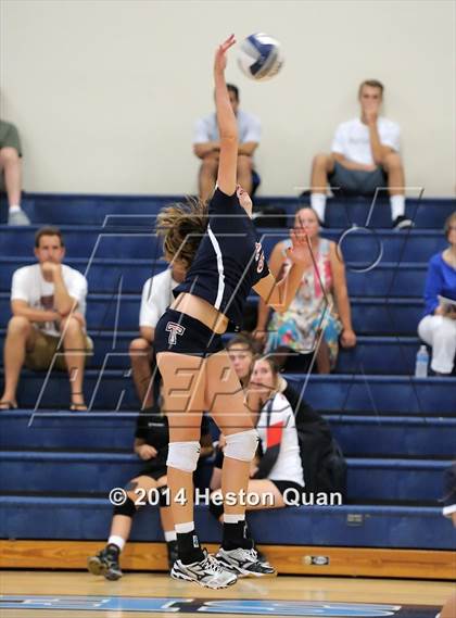 Thumbnail 2 in Mater Dei vs Tesoro (Mohs Classic) photogallery.