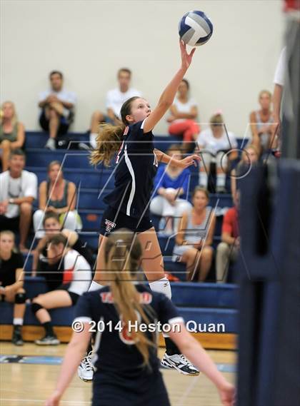 Thumbnail 2 in Mater Dei vs Tesoro (Mohs Classic) photogallery.