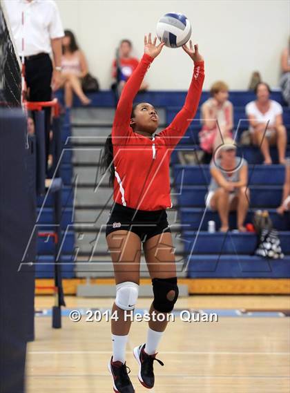 Thumbnail 3 in Mater Dei vs Tesoro (Mohs Classic) photogallery.