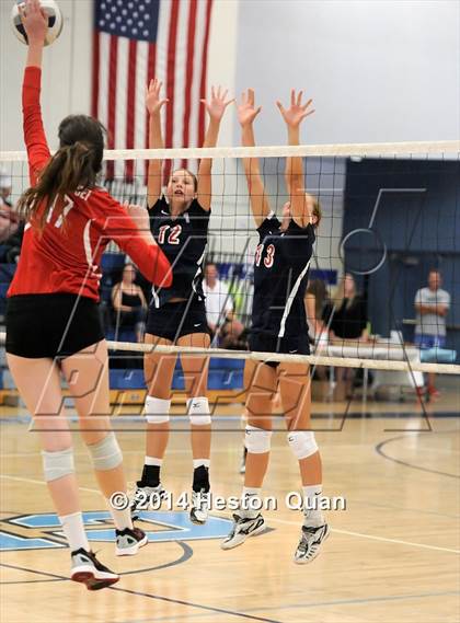 Thumbnail 2 in Mater Dei vs Tesoro (Mohs Classic) photogallery.