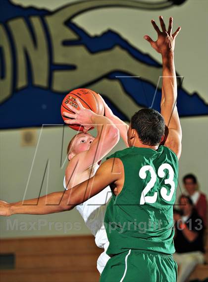 Thumbnail 2 in Sunnyslope vs. Issaquah (MaxPreps Holiday Classic) photogallery.