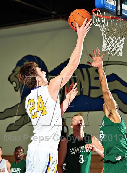 Thumbnail 2 in Sunnyslope vs. Issaquah (MaxPreps Holiday Classic) photogallery.