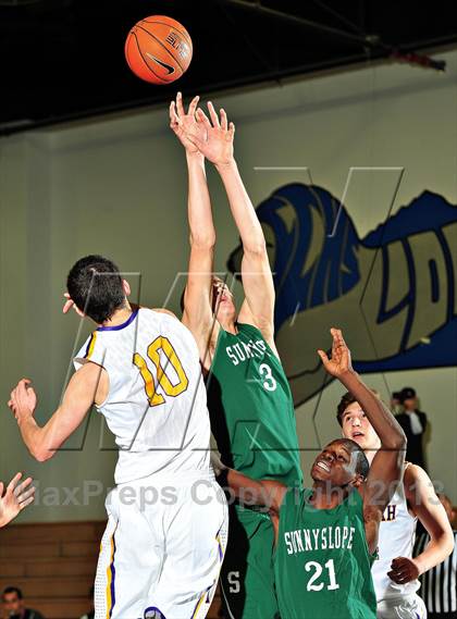 Thumbnail 3 in Sunnyslope vs. Issaquah (MaxPreps Holiday Classic) photogallery.