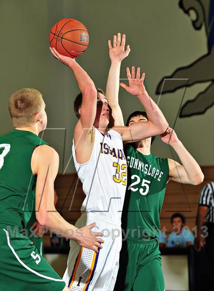Thumbnail 1 in Sunnyslope vs. Issaquah (MaxPreps Holiday Classic) photogallery.