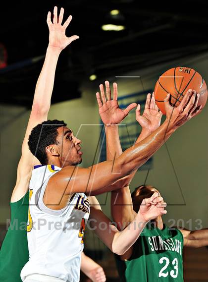 Thumbnail 1 in Sunnyslope vs. Issaquah (MaxPreps Holiday Classic) photogallery.
