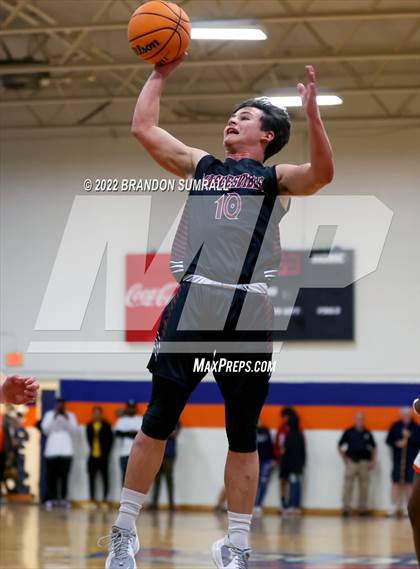 Thumbnail 3 in Chilton County vs Maplesville (Chilton County Tournament) photogallery.