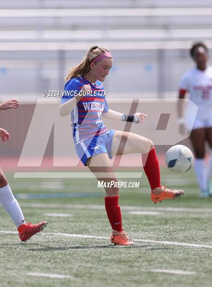 Thumbnail 3 in Harlingen vs. Westlake (UIL 6A Soccer Regional Semifinals) photogallery.