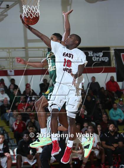 Thumbnail 1 in Roselle Catholic vs. Newark East Side (Hoop Group Tip-Off Showcase) photogallery.