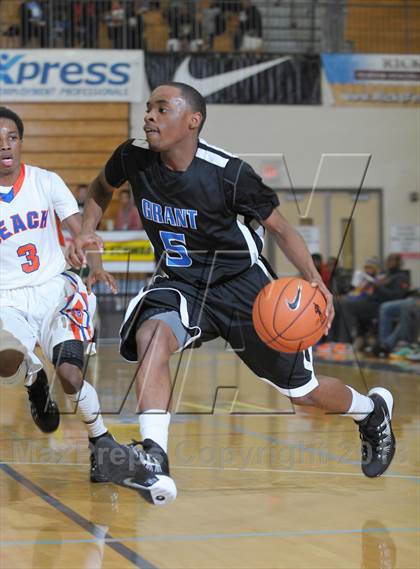 Thumbnail 2 in Rainier Beach vs. Grant (Les Schwab Invitational) photogallery.