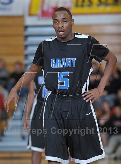 Thumbnail 1 in Rainier Beach vs. Grant (Les Schwab Invitational) photogallery.