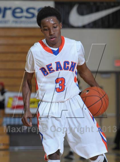 Thumbnail 2 in Rainier Beach vs. Grant (Les Schwab Invitational) photogallery.