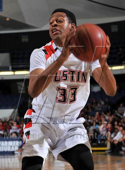 Thumbnail 2 in Royal vs. Tustin (CIF SS DIV 3AA Final) photogallery.