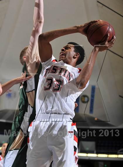 Thumbnail 2 in Royal vs. Tustin (CIF SS DIV 3AA Final) photogallery.