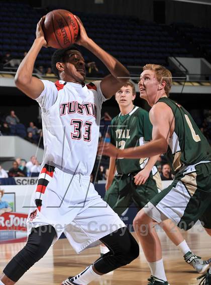 Thumbnail 2 in Royal vs. Tustin (CIF SS DIV 3AA Final) photogallery.