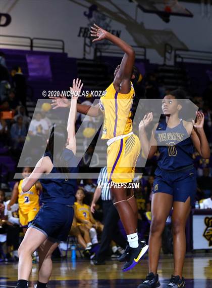 Thumbnail 2 in Warren vs. Lynwood photogallery.