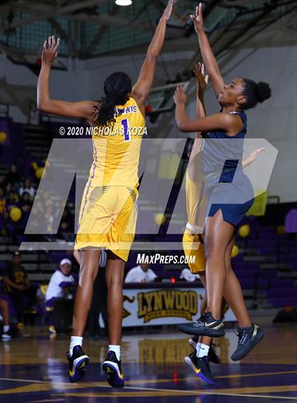 Thumbnail 1 in Warren vs. Lynwood photogallery.