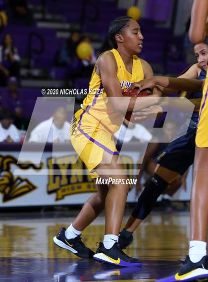 Thumbnail 2 in Warren vs. Lynwood photogallery.