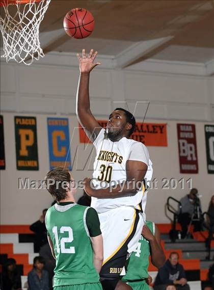 Thumbnail 2 in St. Mary's vs. Rio Linda (Hoops 4 the Human Fund) photogallery.