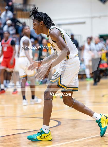 Thumbnail 2 in Wyandanch vs Amityville (NYSPHSAA Section XI Class AA Semifinals) photogallery.