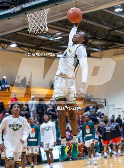Thumbnail 3 in Wyandanch vs Amityville (NYSPHSAA Section XI Class AA Semifinals) photogallery.