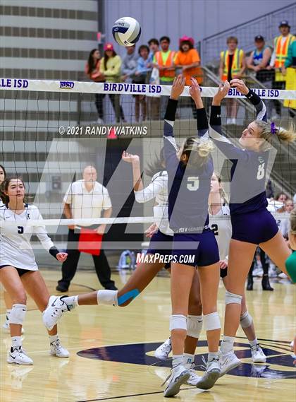 Thumbnail 2 in Keller vs. V.R. Eaton (UIL 6A Regional Final) photogallery.