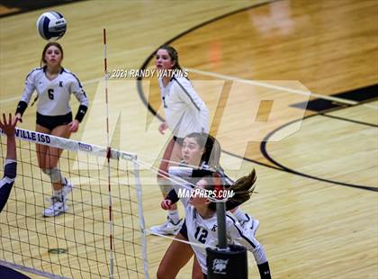 Thumbnail 1 in Keller vs. V.R. Eaton (UIL 6A Regional Final) photogallery.