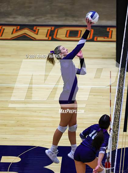 Thumbnail 3 in Keller vs. V.R. Eaton (UIL 6A Regional Final) photogallery.
