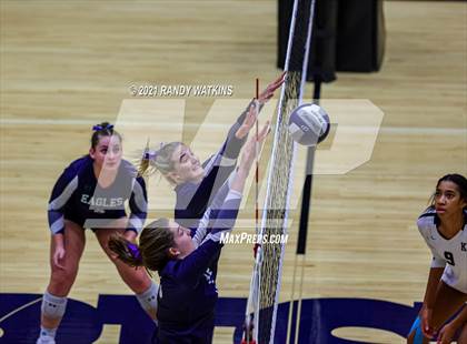 Thumbnail 3 in Keller vs. V.R. Eaton (UIL 6A Regional Final) photogallery.