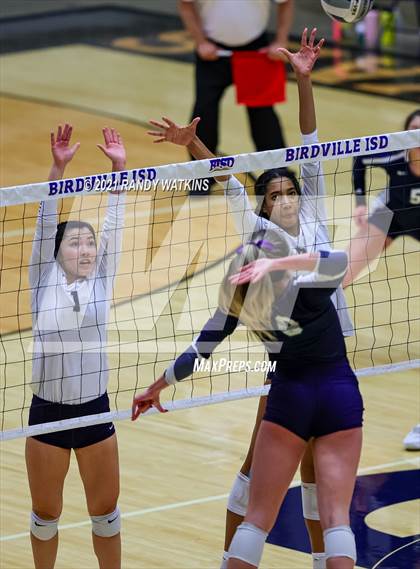 Thumbnail 2 in Keller vs. V.R. Eaton (UIL 6A Regional Final) photogallery.