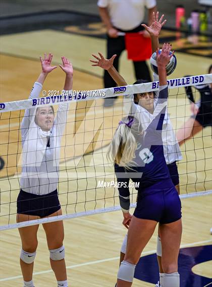 Thumbnail 1 in Keller vs. V.R. Eaton (UIL 6A Regional Final) photogallery.