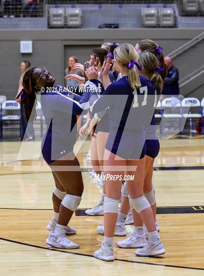 Thumbnail 2 in Keller vs. V.R. Eaton (UIL 6A Regional Final) photogallery.