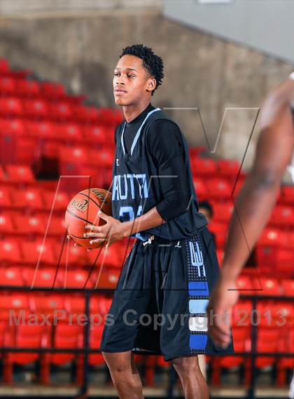 Thumbnail 3 in Wilmer-Hutchins vs. Southwest (DFW Basketball Challenge) photogallery.