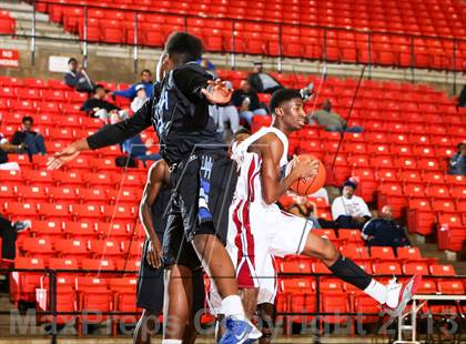 Thumbnail 3 in Wilmer-Hutchins vs. Southwest (DFW Basketball Challenge) photogallery.